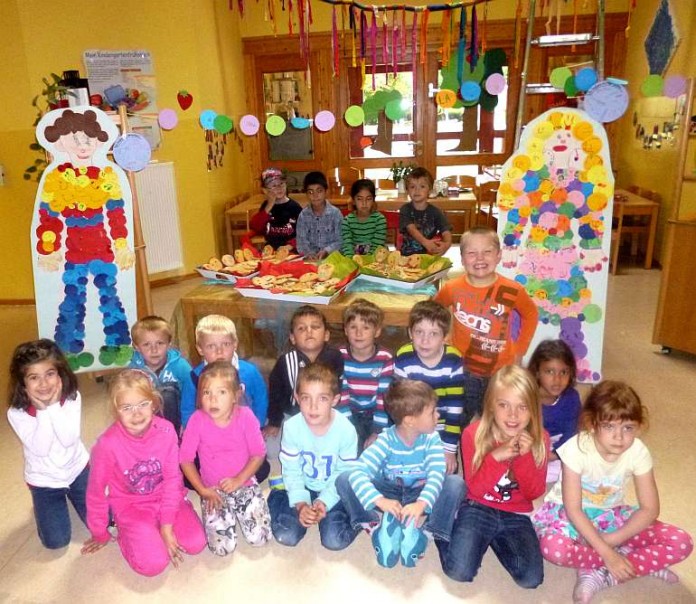 Kinder der Kita Buntspecht mit ihren selbsterstellten Smileys